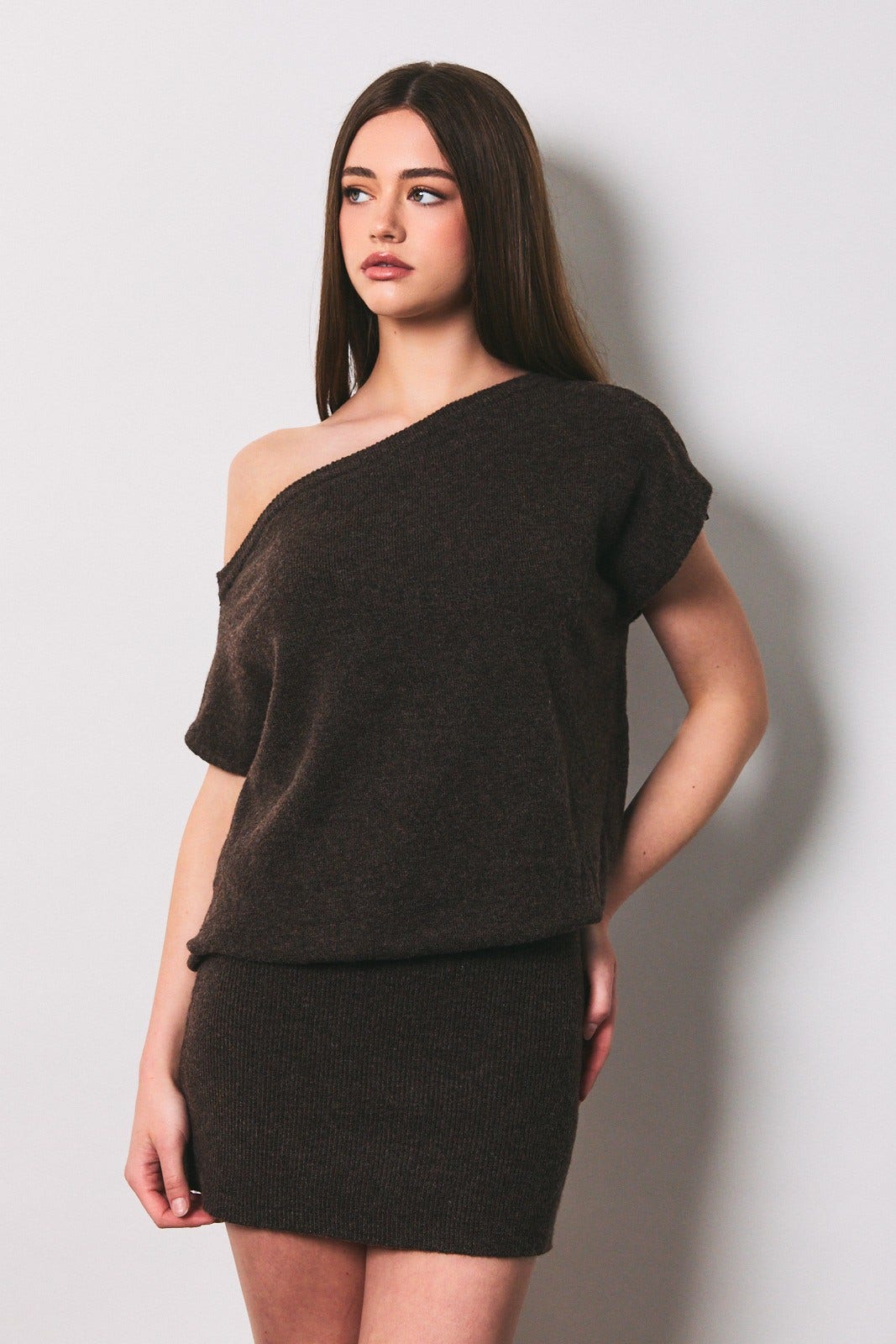 brown off shoulder sweater dress Drop Waist Shoulder Sweater Dress is unique wedding dresses with color Silk Satin Colors:Choсolate Brown 777 Off the shoulder long sleeve Spaco Black 12 Drawer